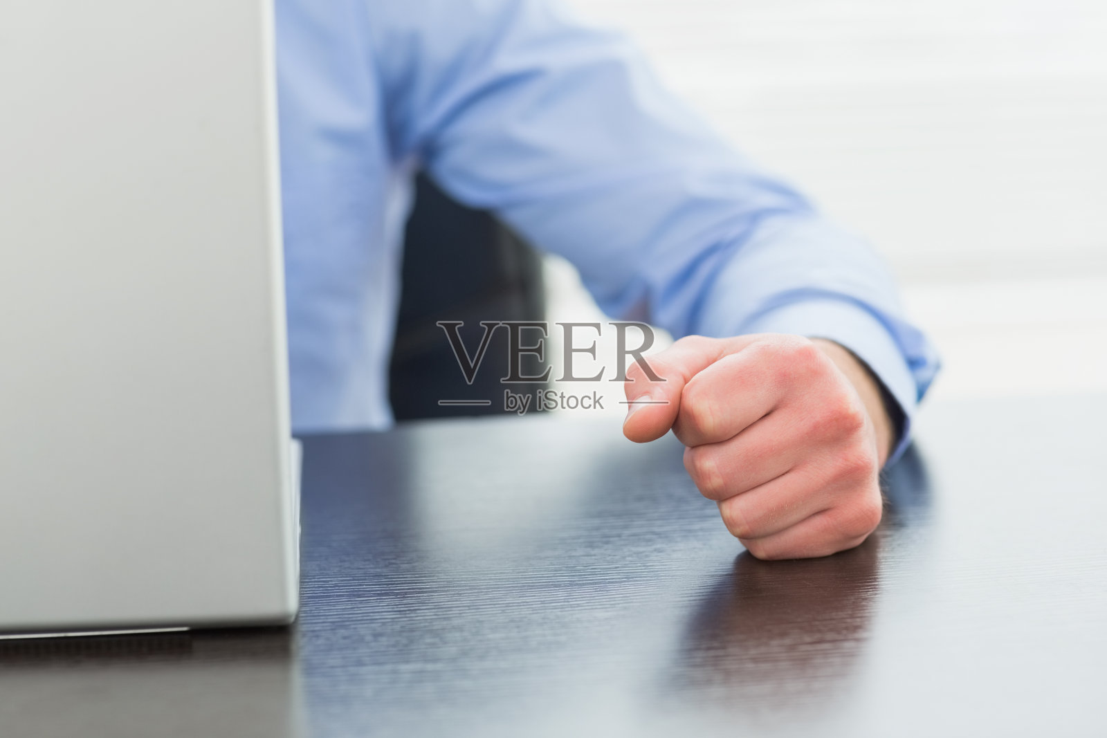 愤怒的商人拍桌子照片摄影图片