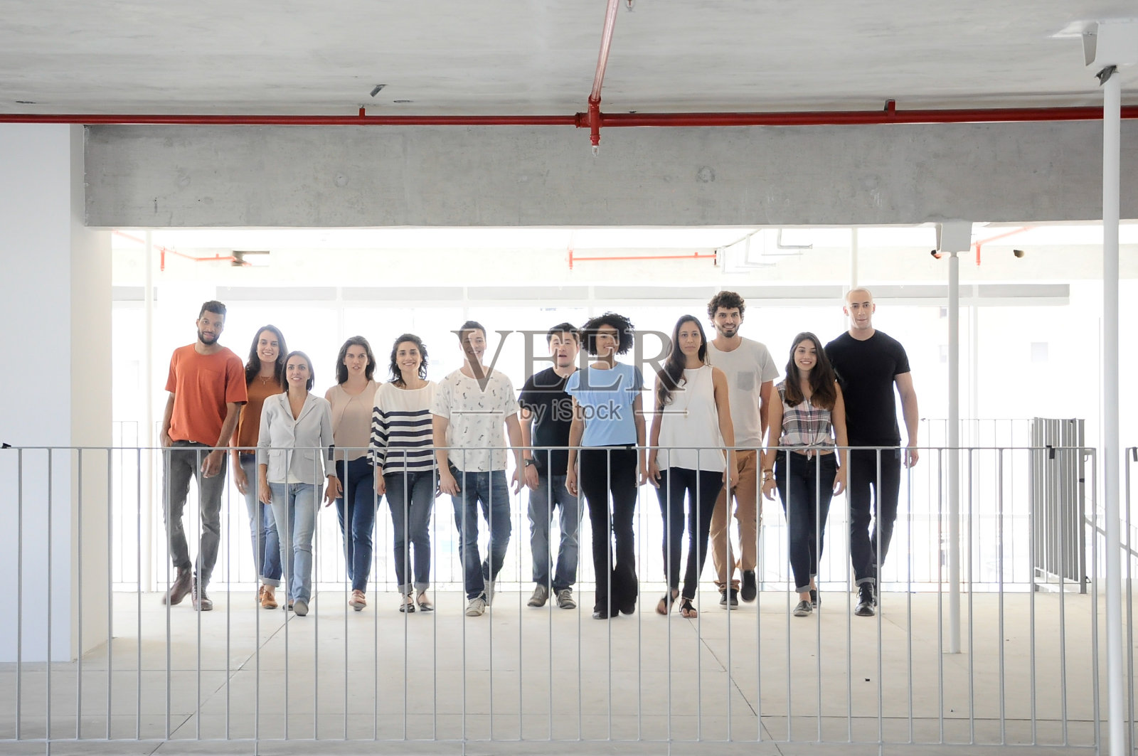 一群热情的商务人士在散步照片摄影图片