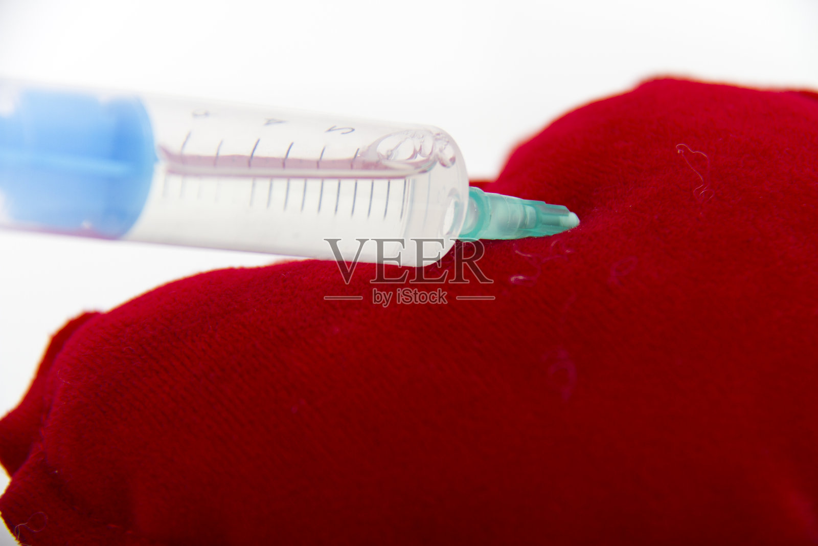 注射红心和健康理念的注射器照片摄影图片