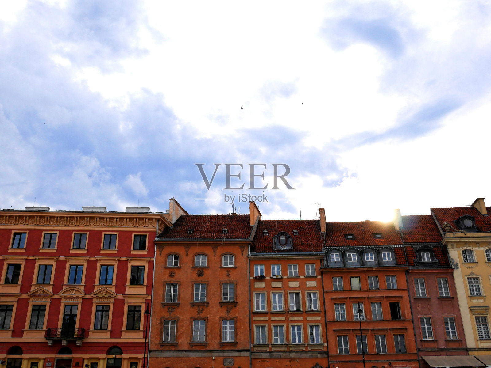 华沙城堡广场上五颜六色的联排别墅。照片摄影图片