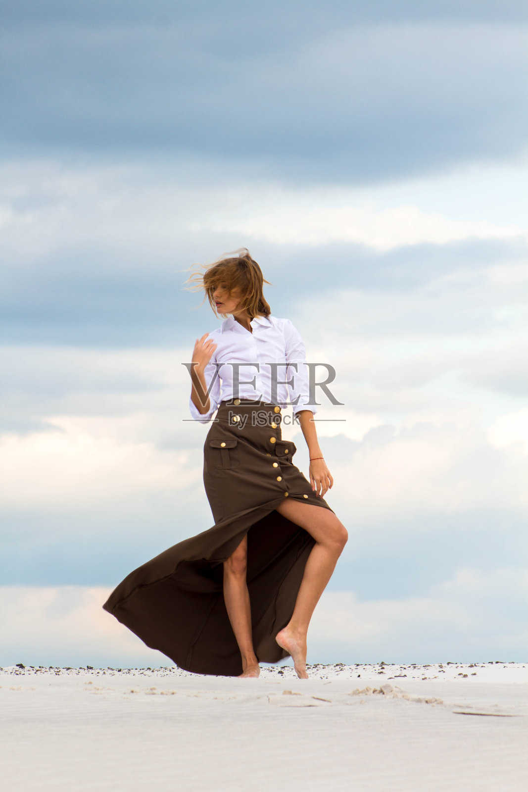 那女孩在风中摆出优美的姿势照片摄影图片