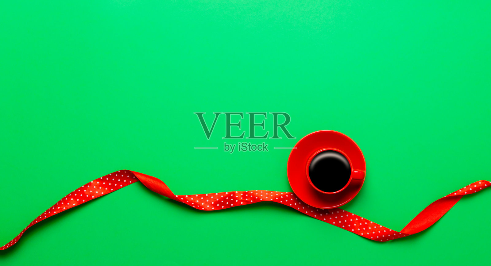 一杯带点彩带的咖啡照片摄影图片