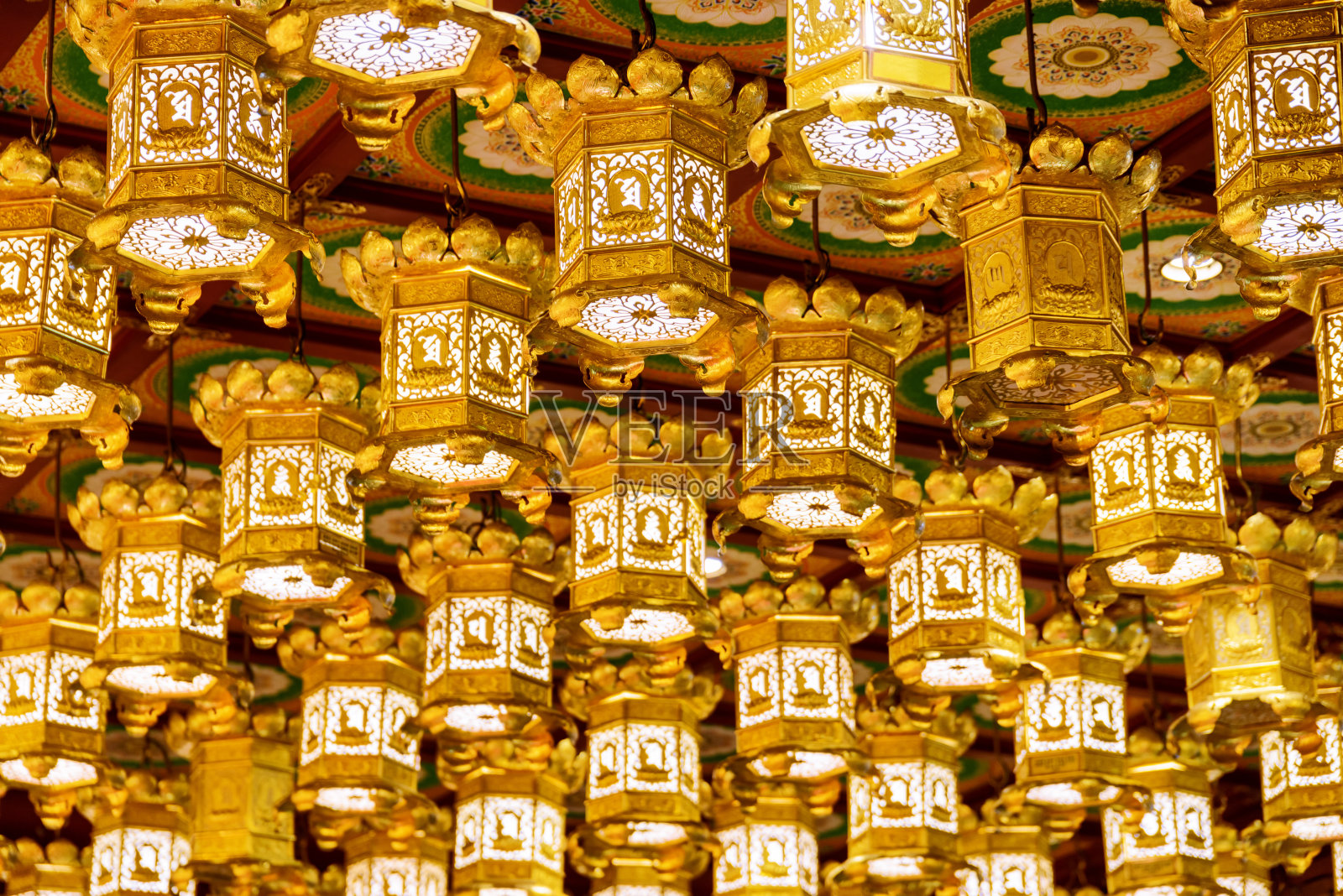 传统东方金色吊灯照片摄影图片