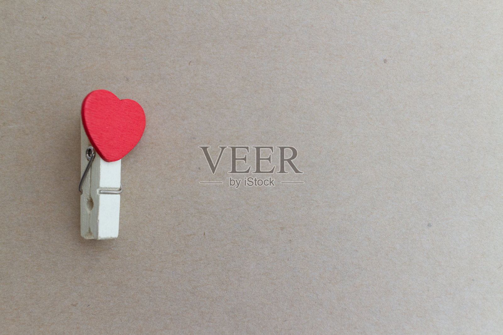 衣夹心形设计和棕色纸为情人节概念照片摄影图片