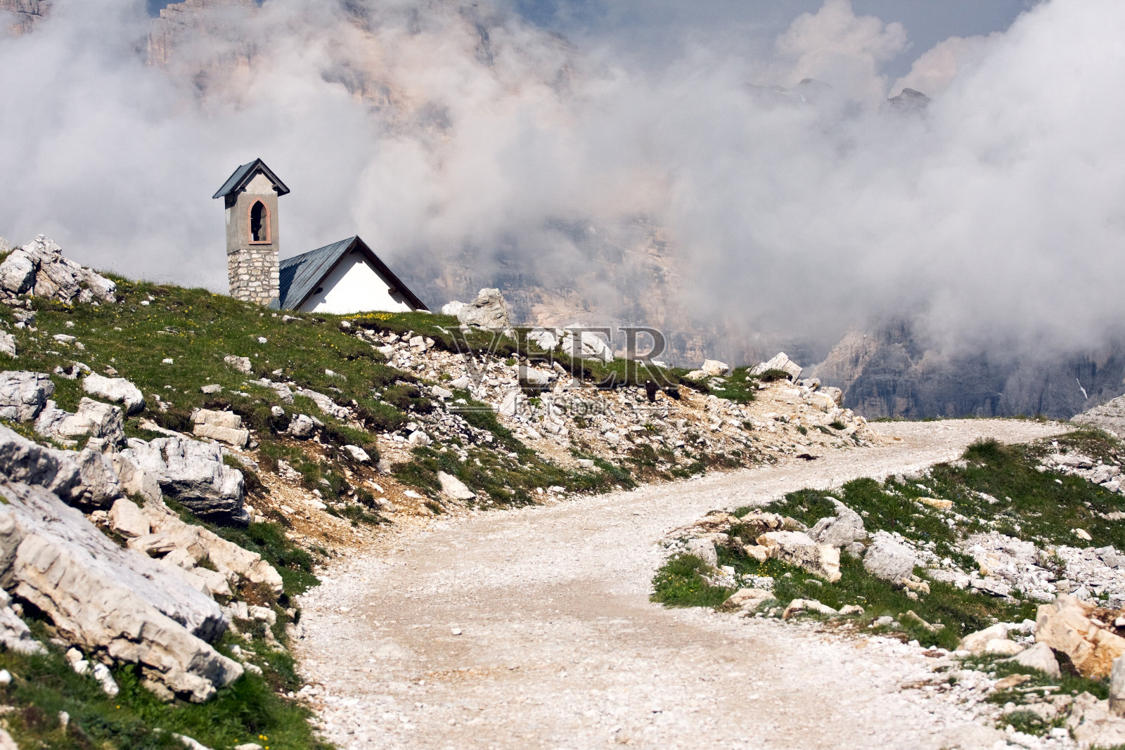 云彩中的"拉瓦雷多之光"教堂。照片摄影图片