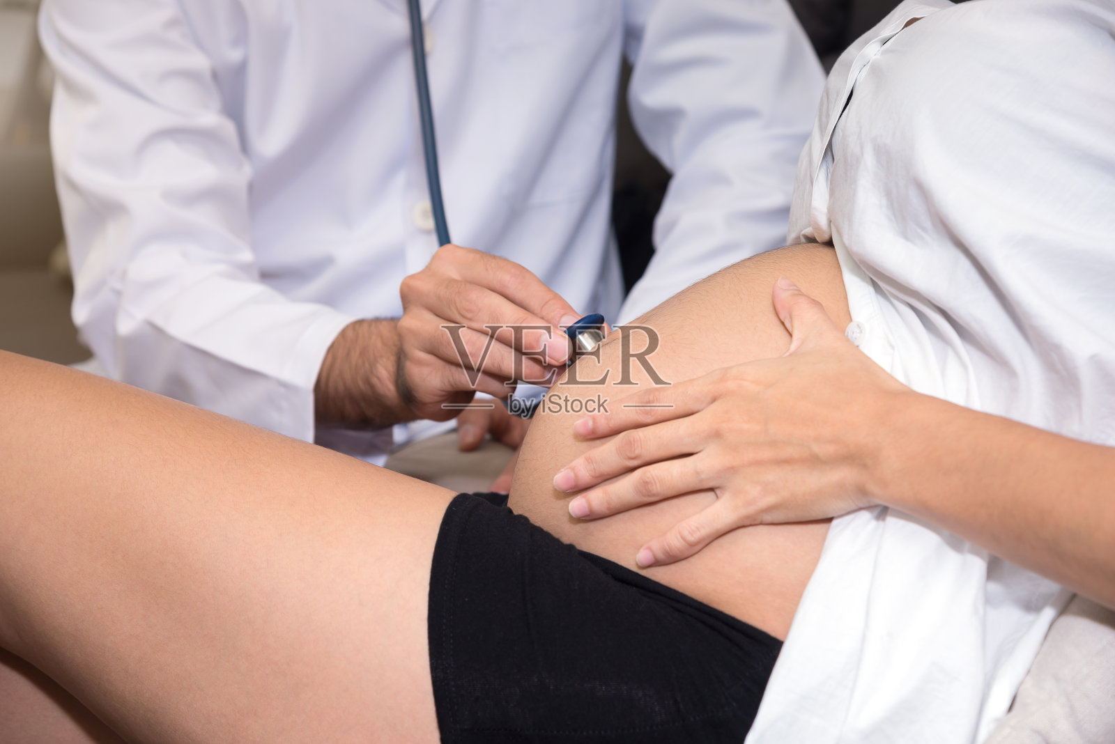 医生在医院用听诊器检查孕妇,健康护理概念照片摄影图片