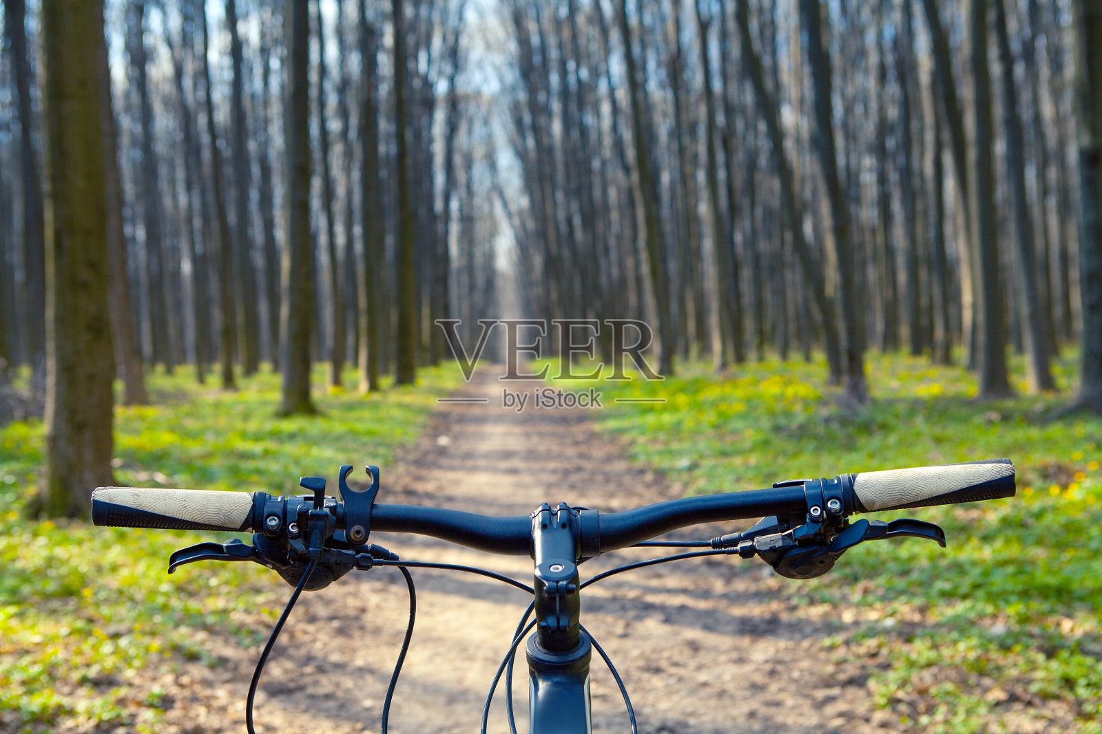 骑山地车下山,骑自行车下山很快。从照片摄影图片