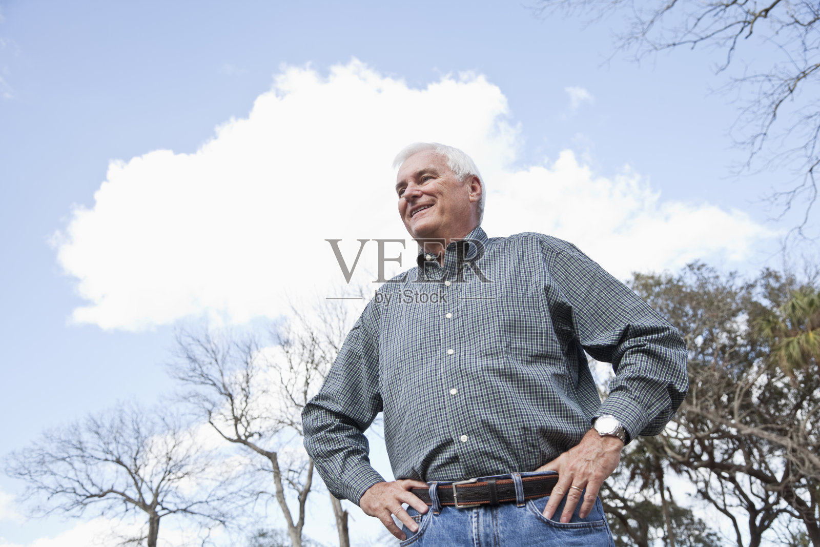 老年的人在户外照片摄影图片