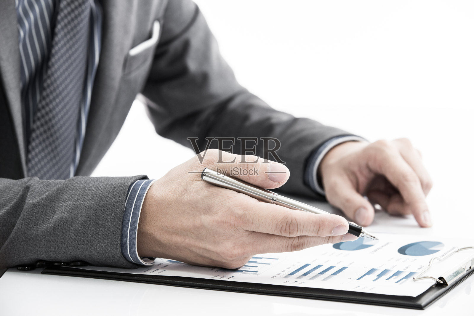 男人的手与业务报告照片摄影图片