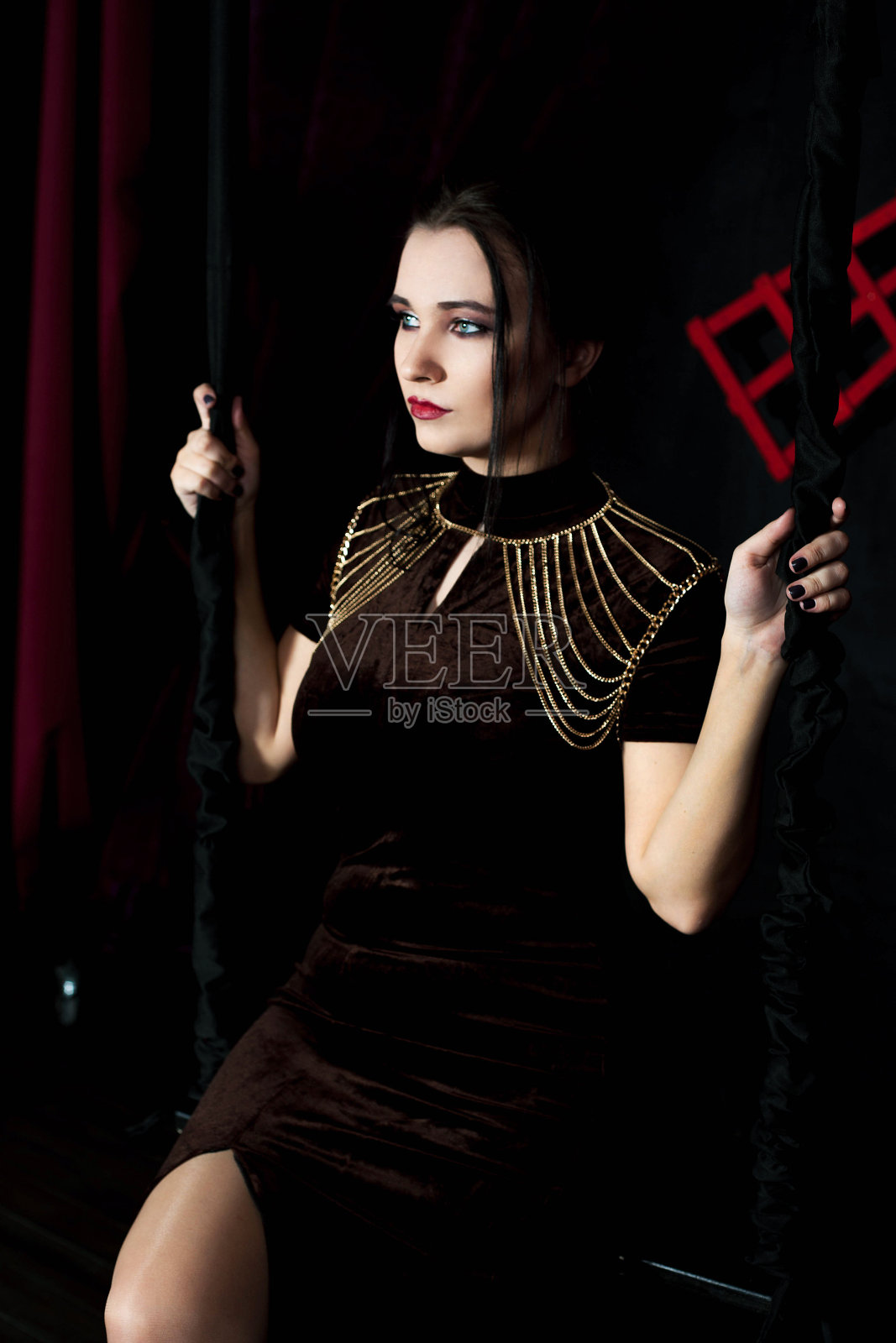 穿着棕色衣服的年轻漂亮的女人照片摄影图片