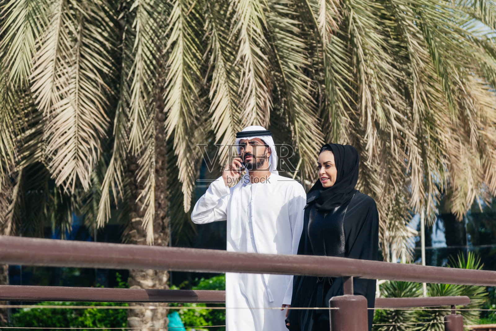 阿拉伯情侣照片摄影图片
