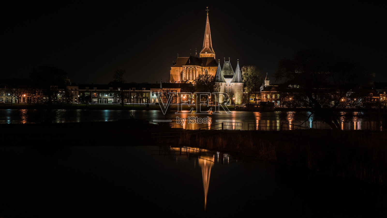 夜晚的照片的历史城市坎彭,Overijssel, Nether照片摄影图片