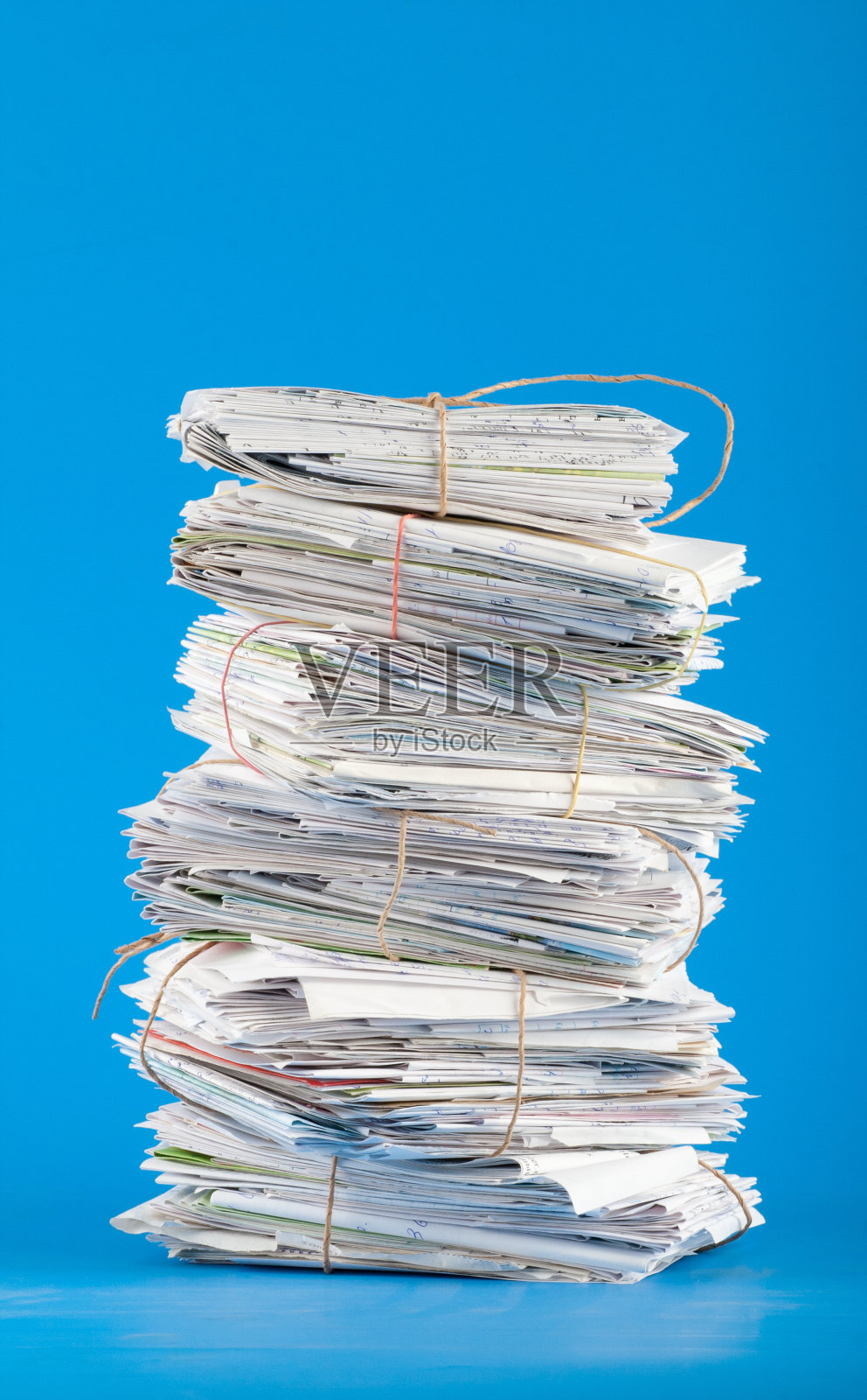 在青色背景上绑着一脚内裤照片摄影图片