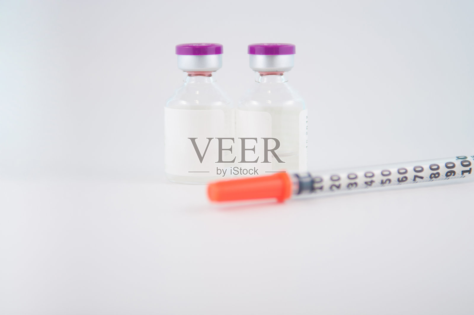 一次性注射器和紫色注射瓶盖照片摄影图片