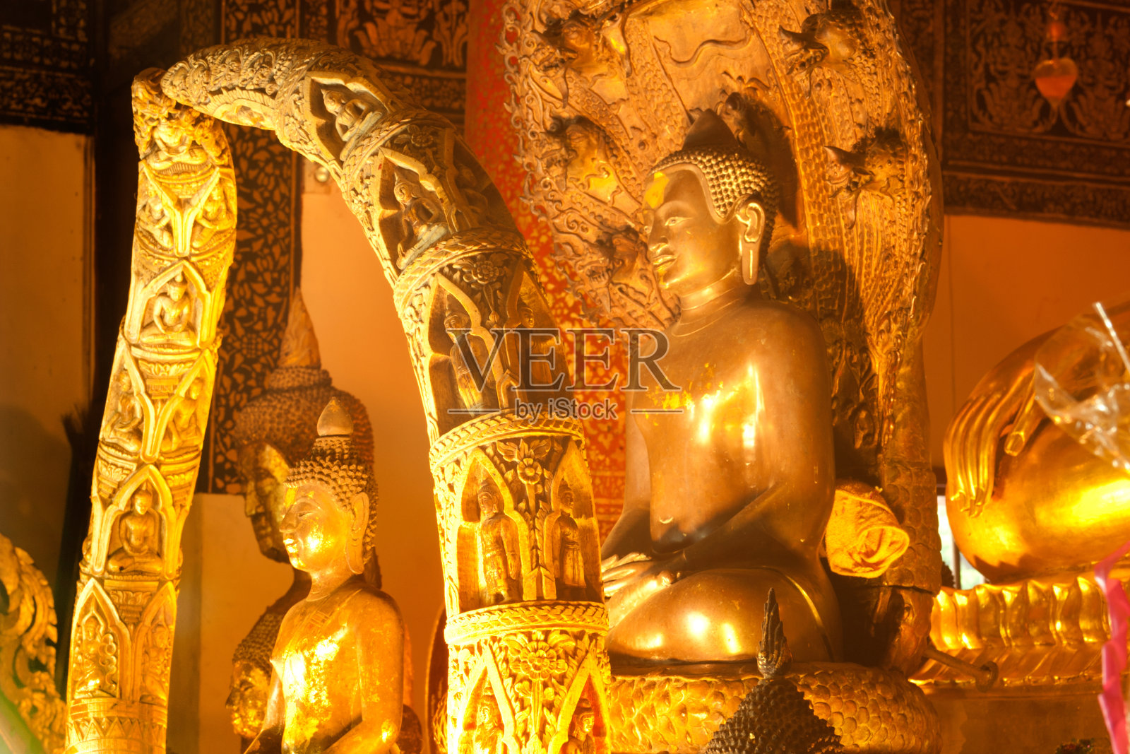 教堂里的古佛。照片摄影图片