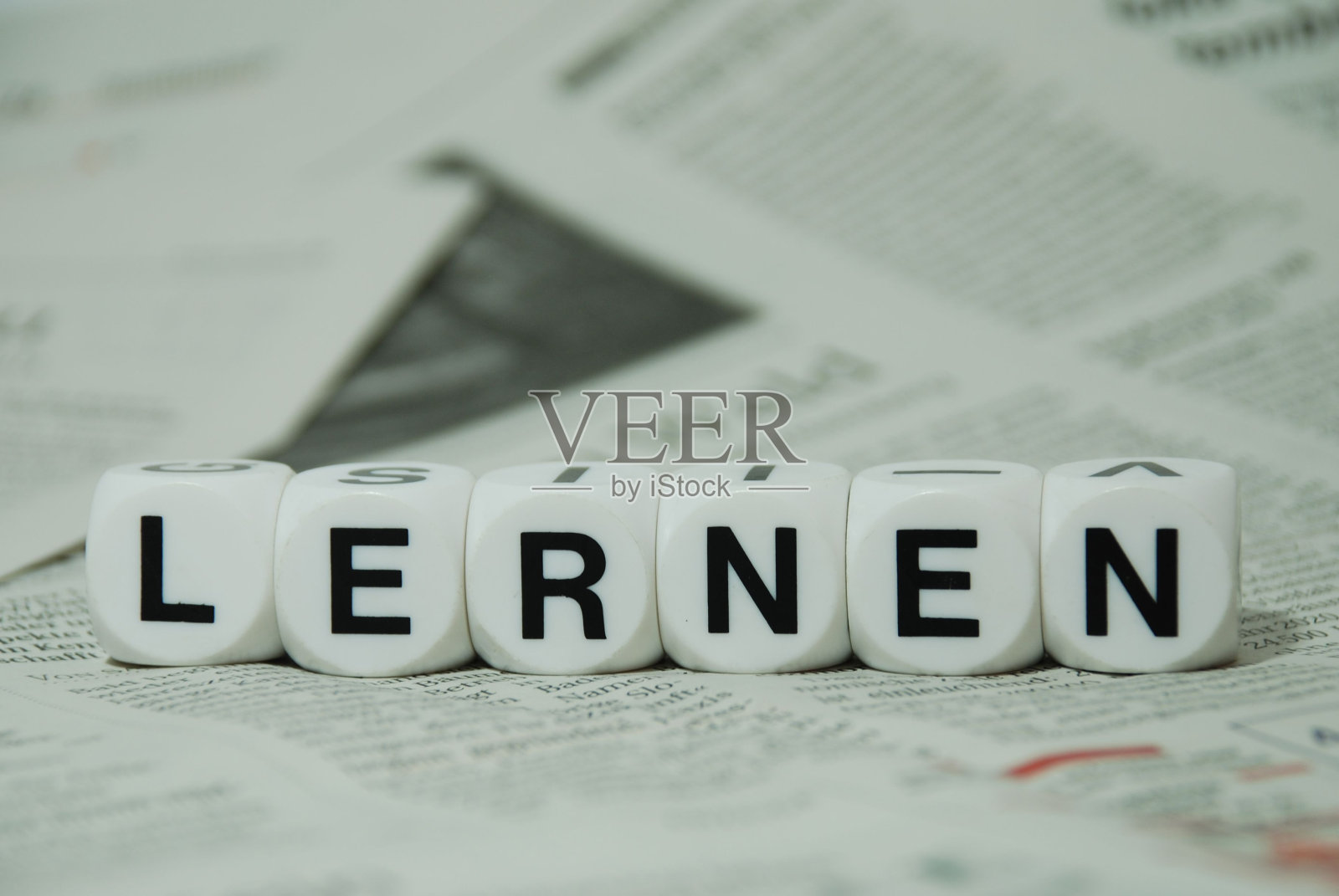 报纸上的“学习”一词照片摄影图片
