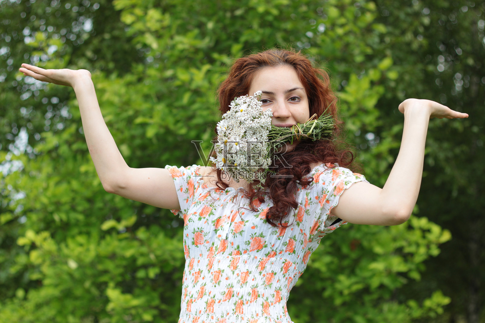 拿着一束野花的漂亮女孩照片摄影图片