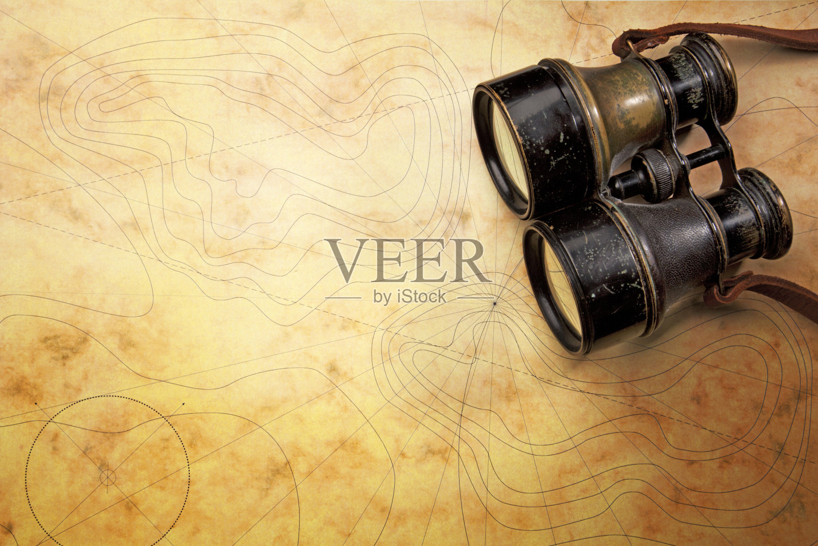 旧地图上的双筒望远镜特写照片摄影图片