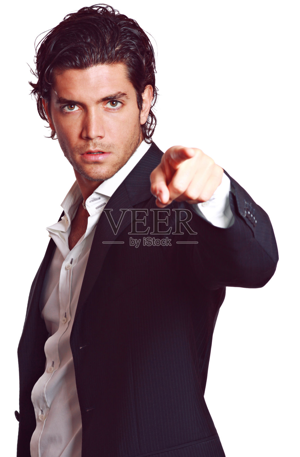 英俊的男子指着镜头照片摄影图片