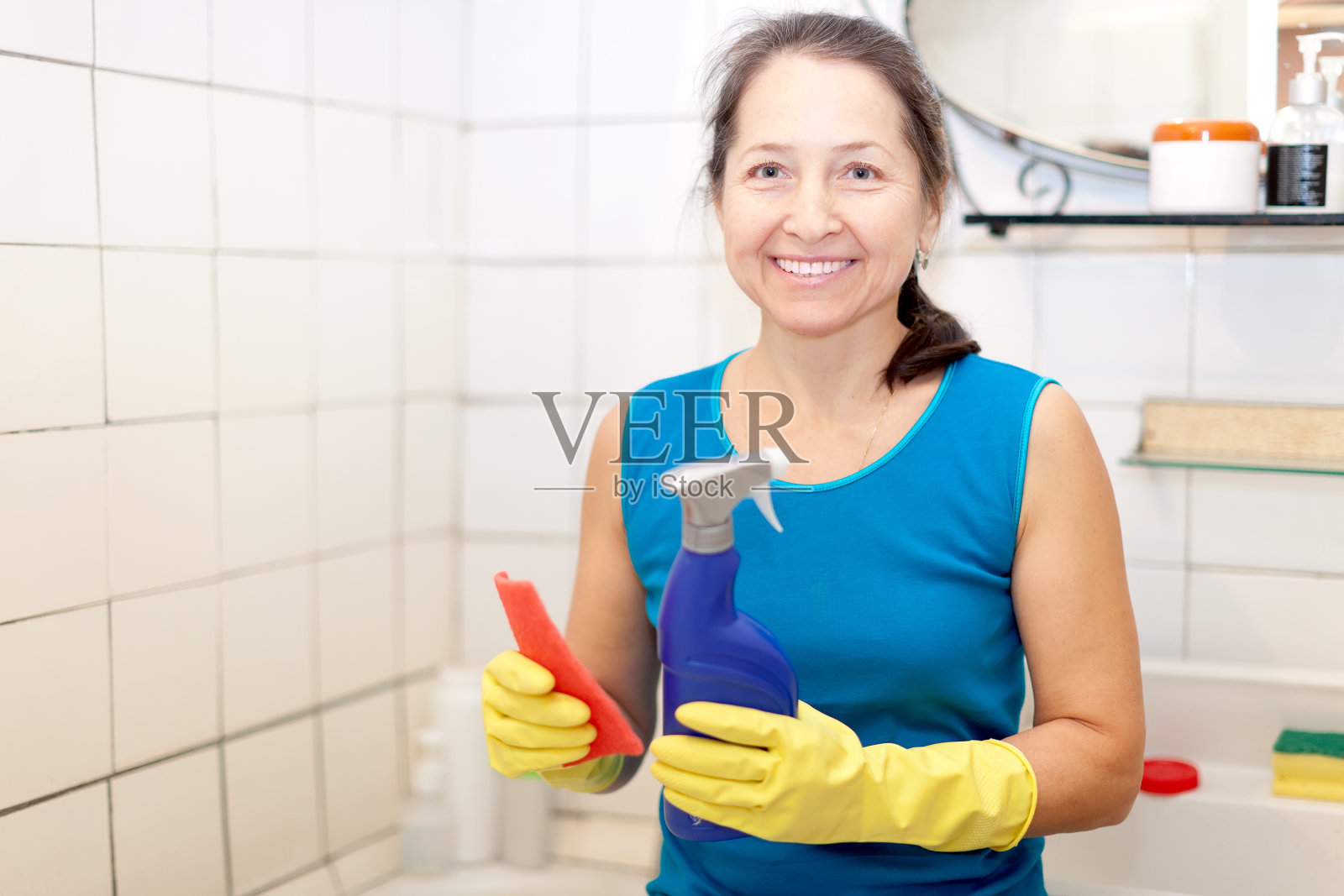 成熟女人打扫浴室照片摄影图片