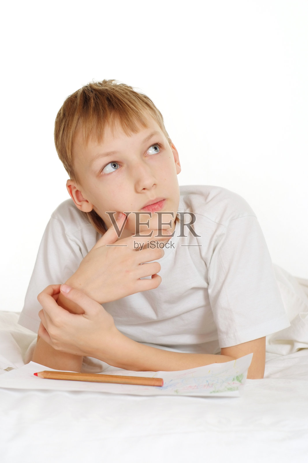 白色地板上的男孩照片摄影图片