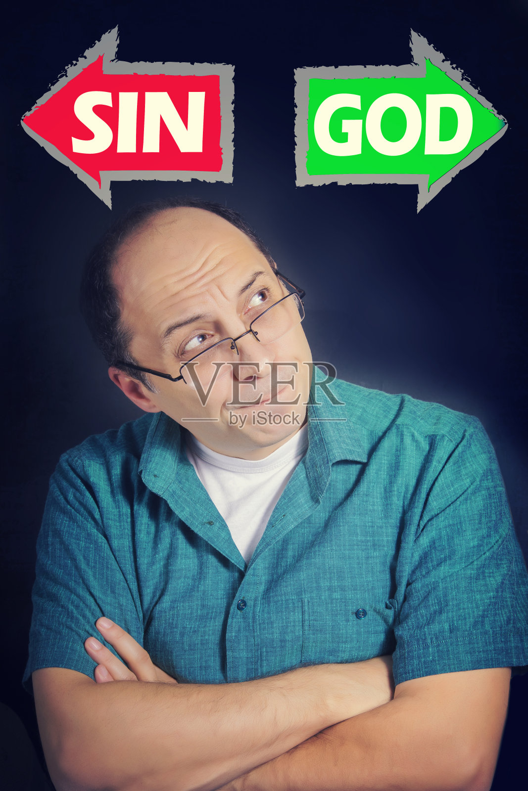 一个成年人在思考在罪和神之间选择什么照片摄影图片