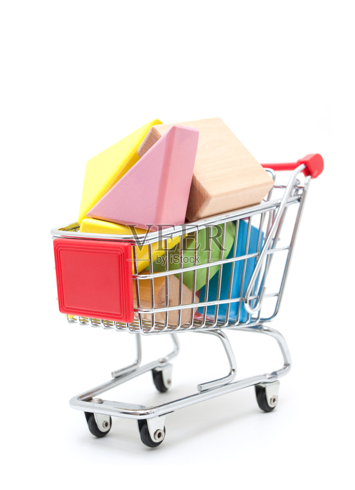 玩具积木在一个购物车孤立销售照片摄影图片