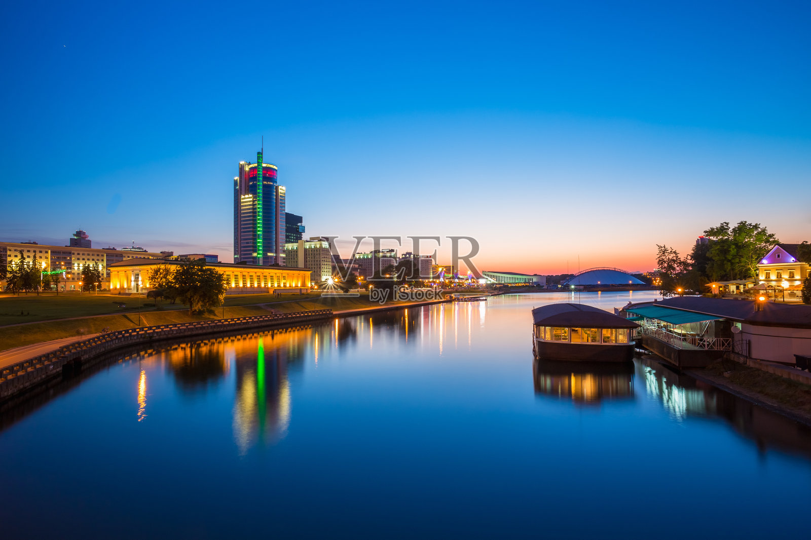 日落时分的明斯克市中心。白俄罗斯。夜景,白俄罗斯照片摄影图片