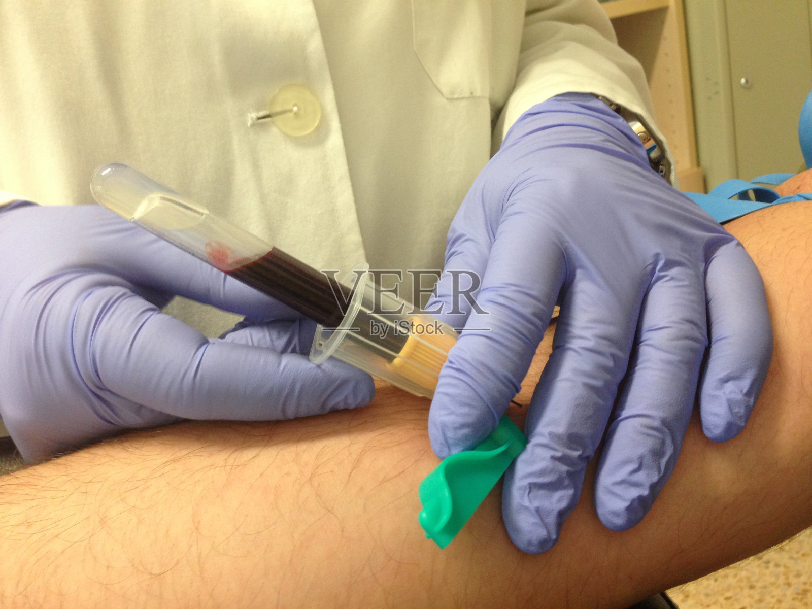 从病人身上取血样照片摄影图片