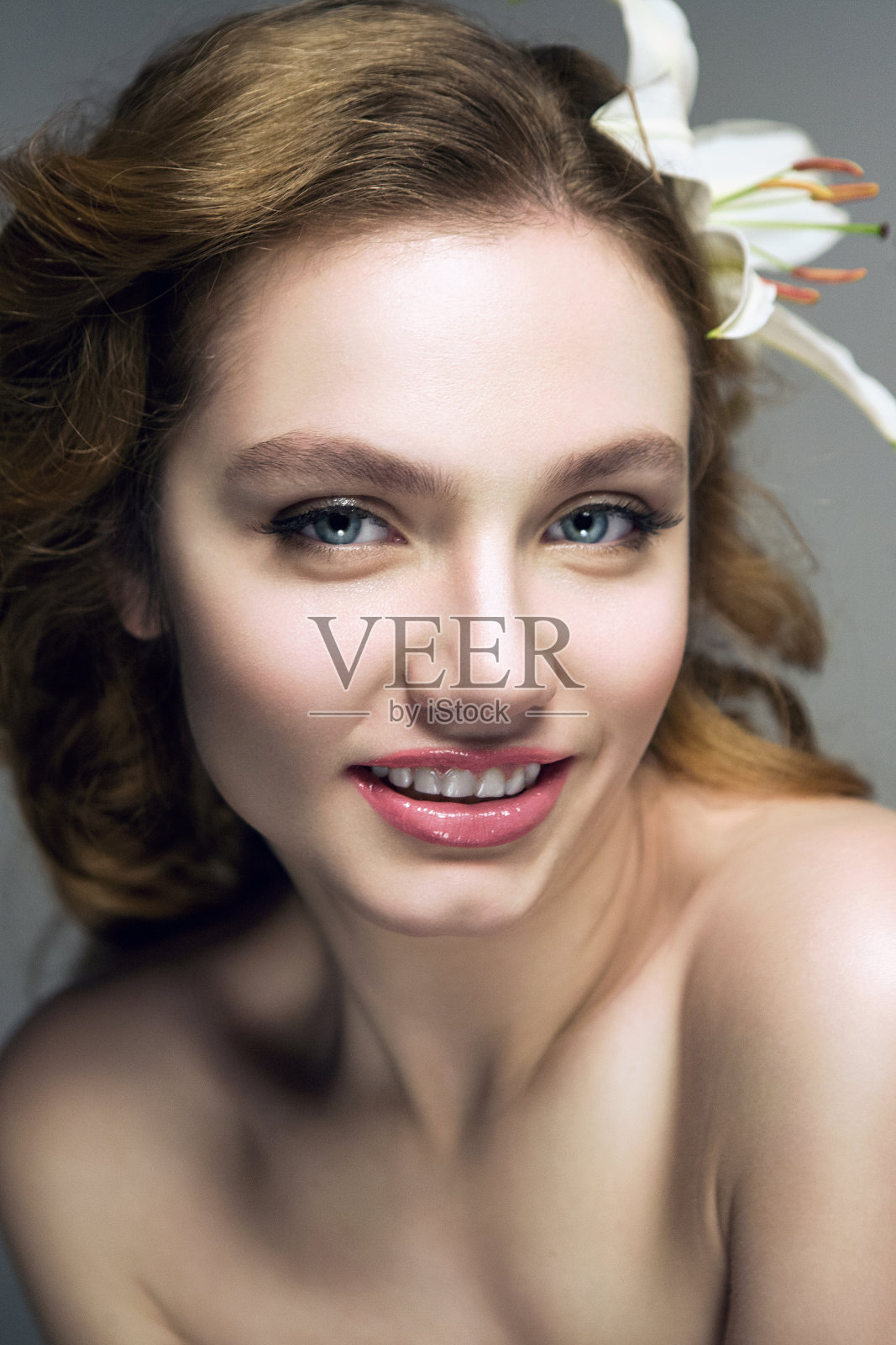 微笑的蓝眼睛女人照片摄影图片