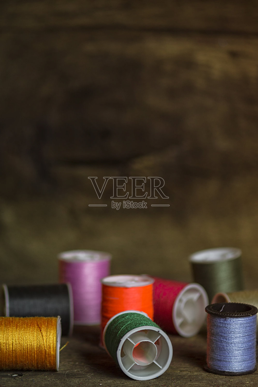 一套多色缝制线轴在木材背景照片摄影图片