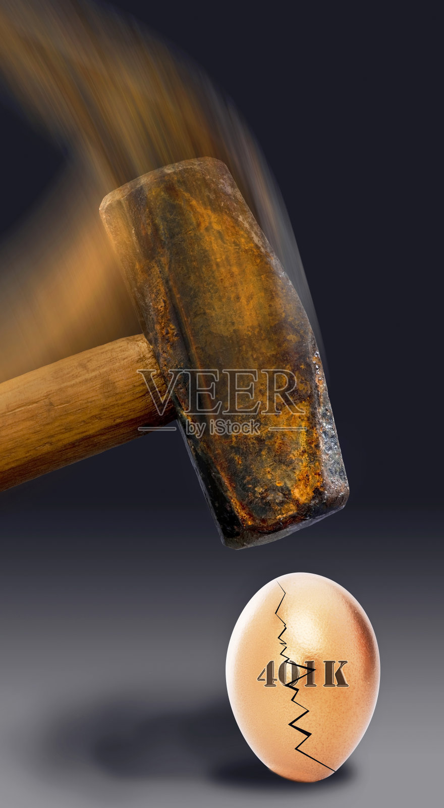 捣碎401K金蛋。照片摄影图片