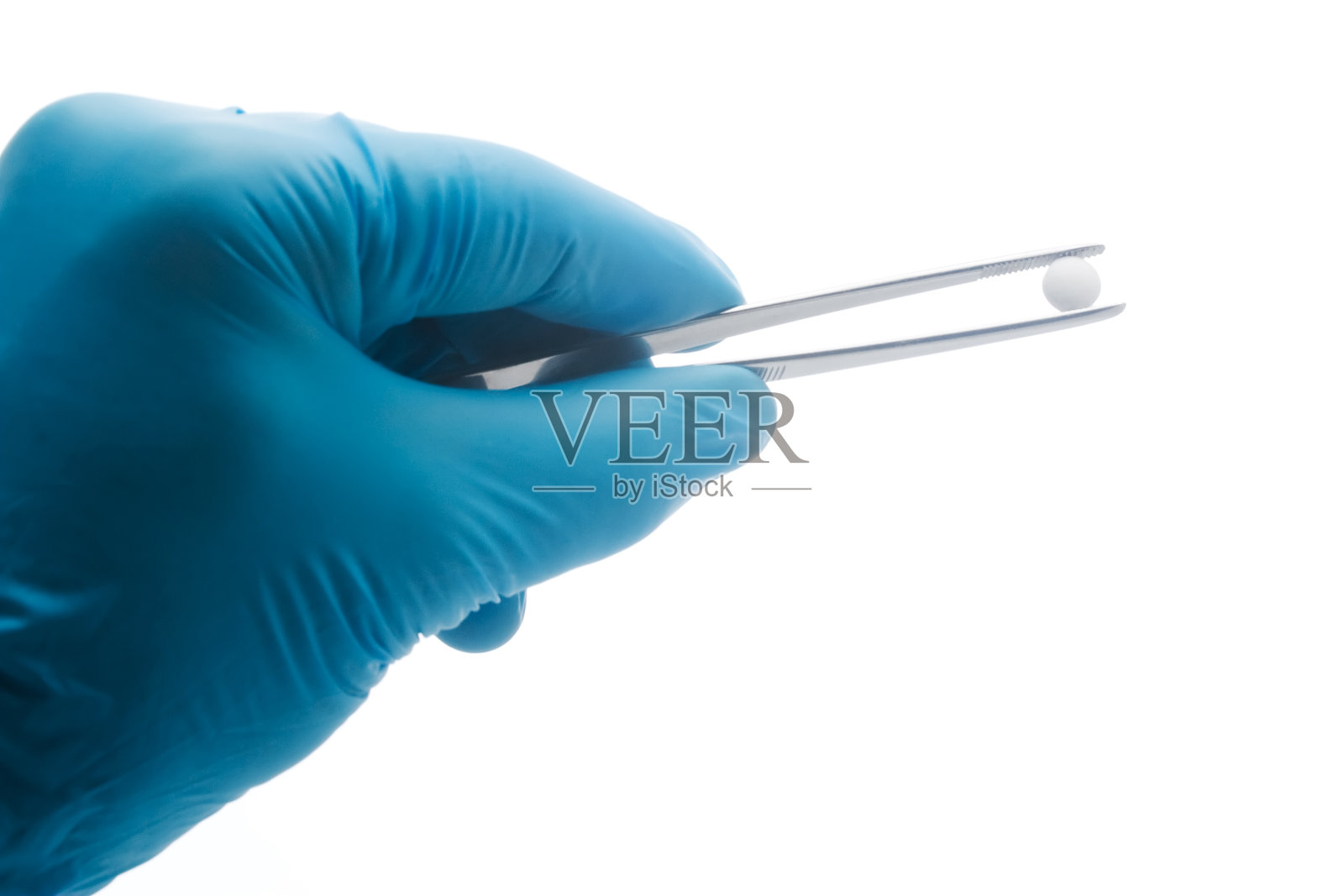 特写的手在乳胶手套持有药丸照片摄影图片