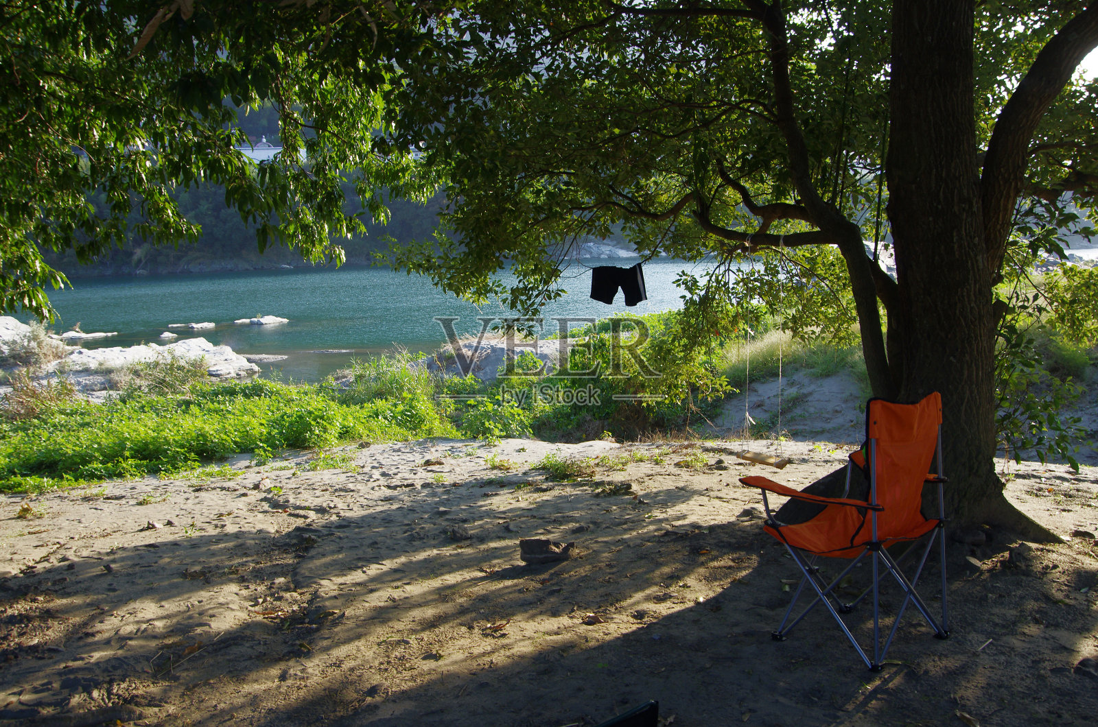 在河边露营照片摄影图片