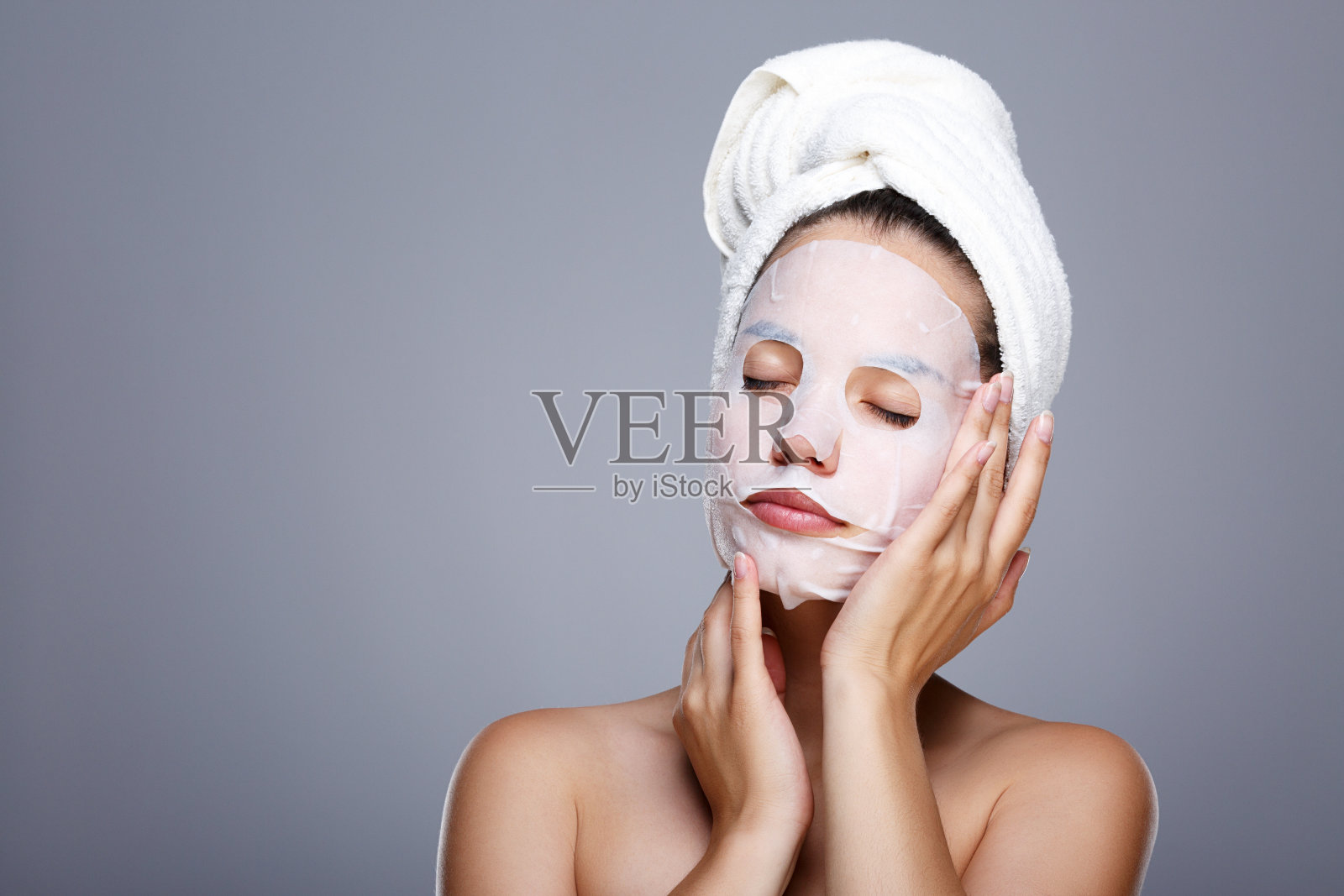 戴着面具的女孩照片摄影图片