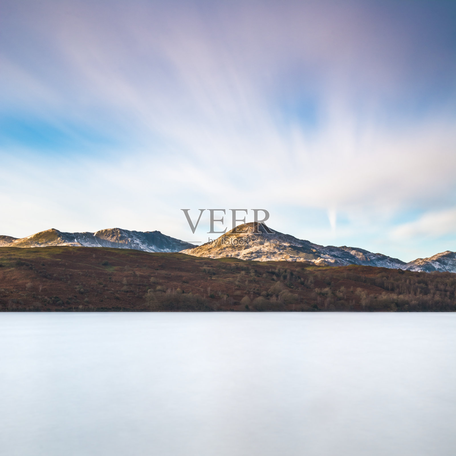 傍晚的阳光照耀着白雪覆盖的坎布里亚山脉。照片摄影图片