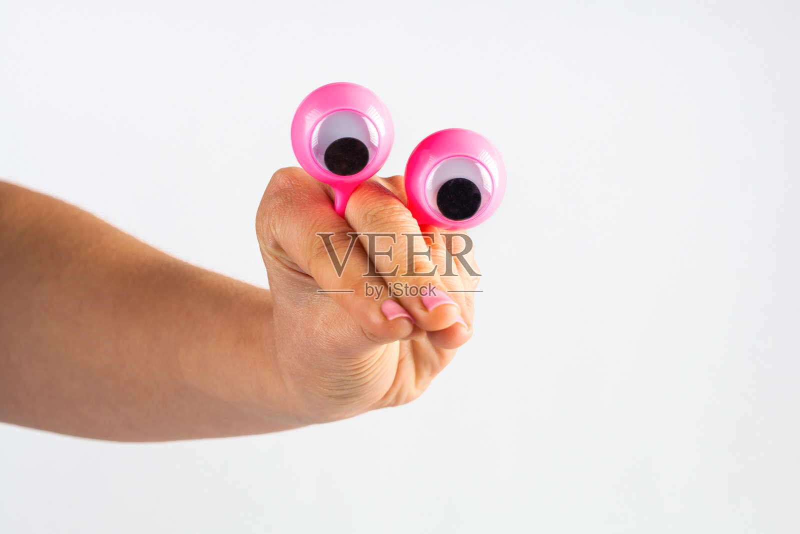 有趣的人物生物向下看着怜悯和遗憾,描绘了女性的手和瞪大的眼睛。白色与复制空间隔离照片摄影图片