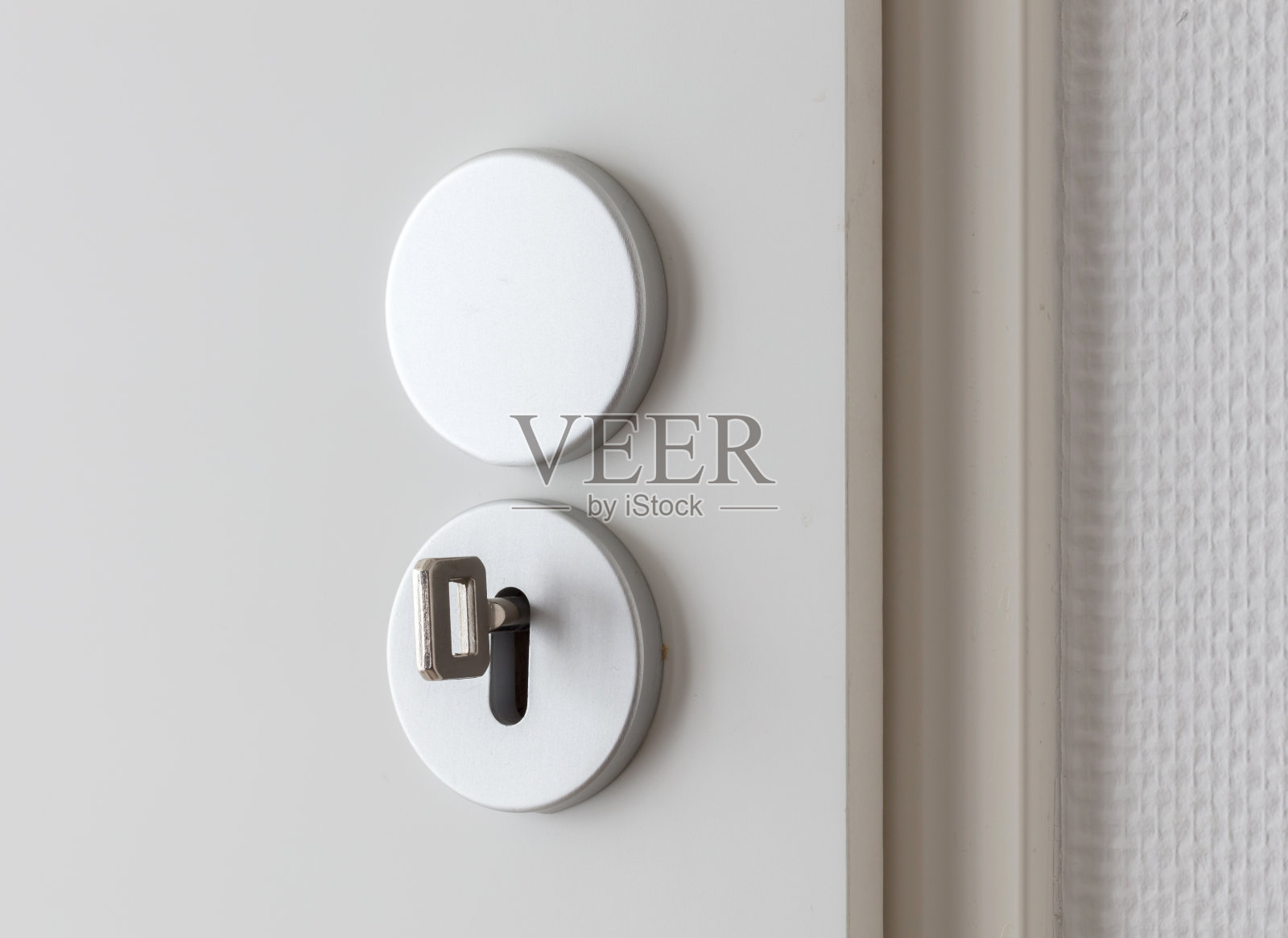 白色门,镀铬门把手照片摄影图片