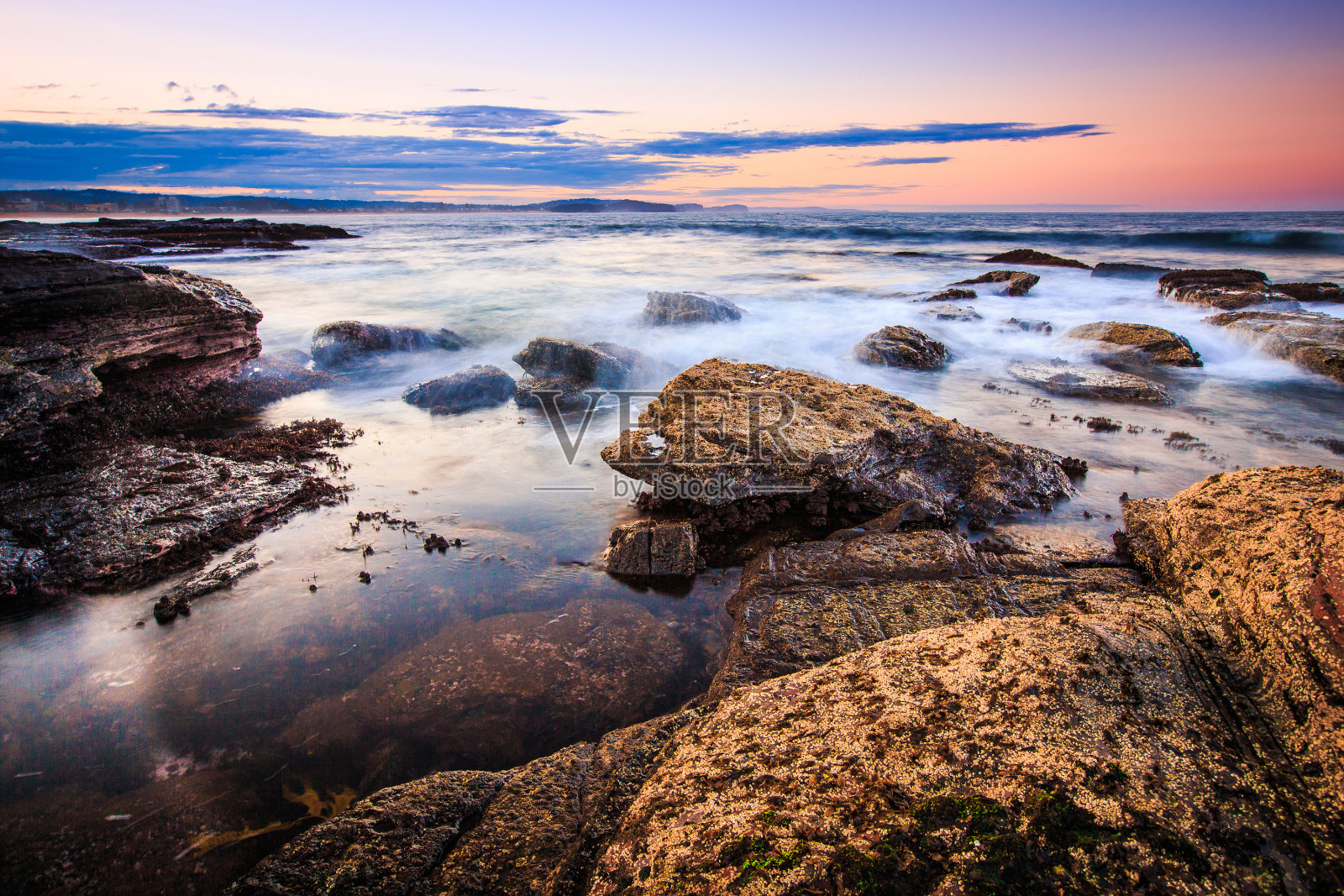 夕阳海景视图。照片摄影图片