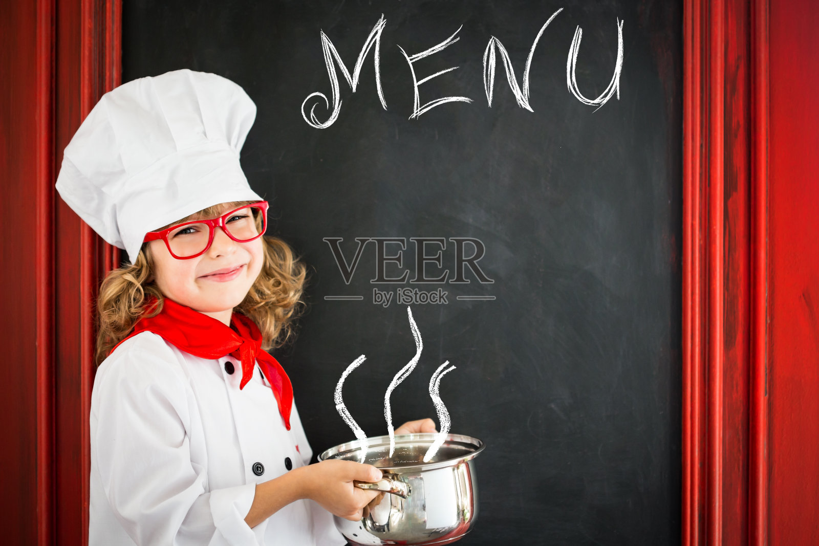 孩子厨师做饭。餐厅经营理念照片摄影图片