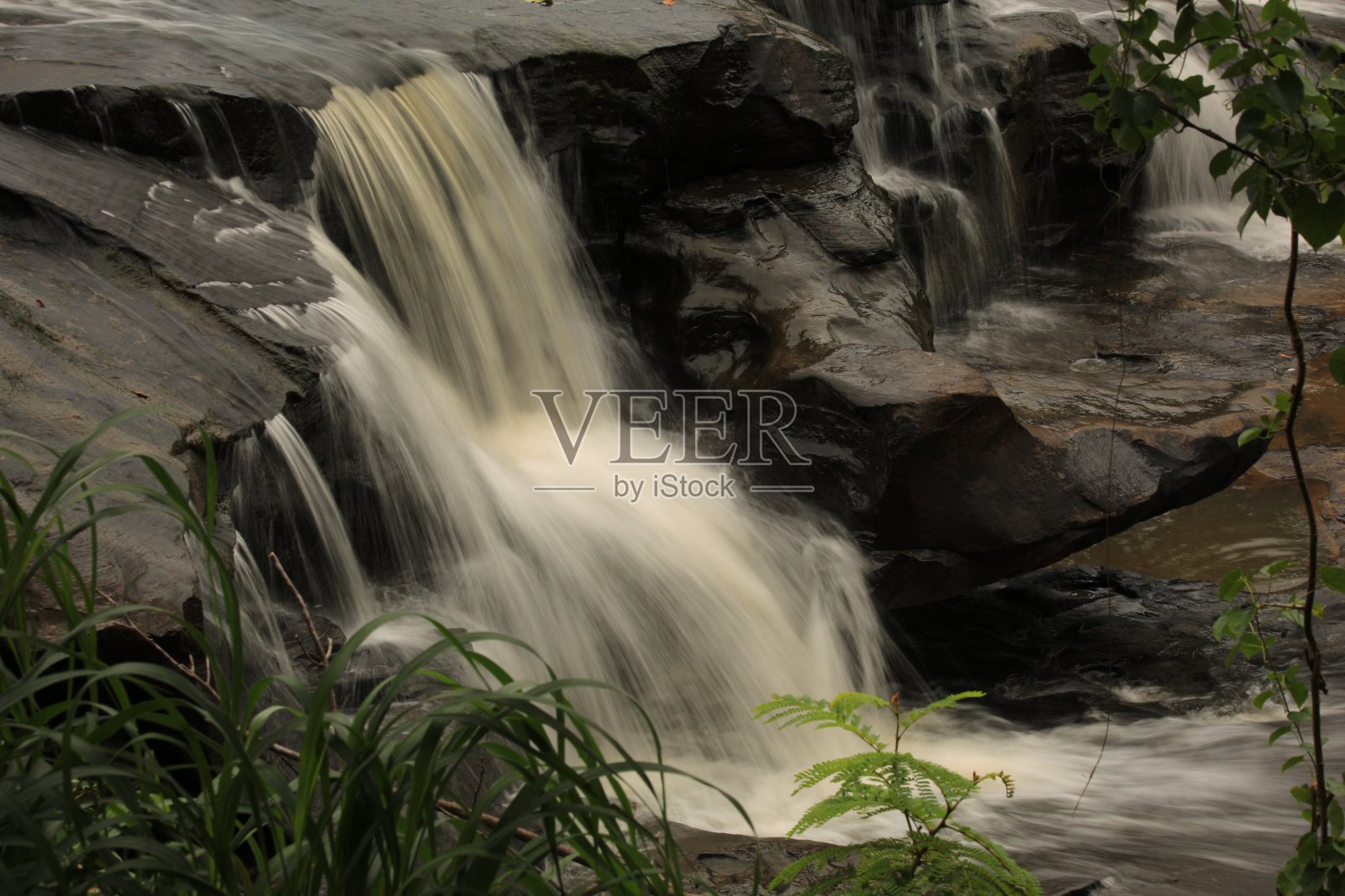 泰国东北部的瀑布照片摄影图片