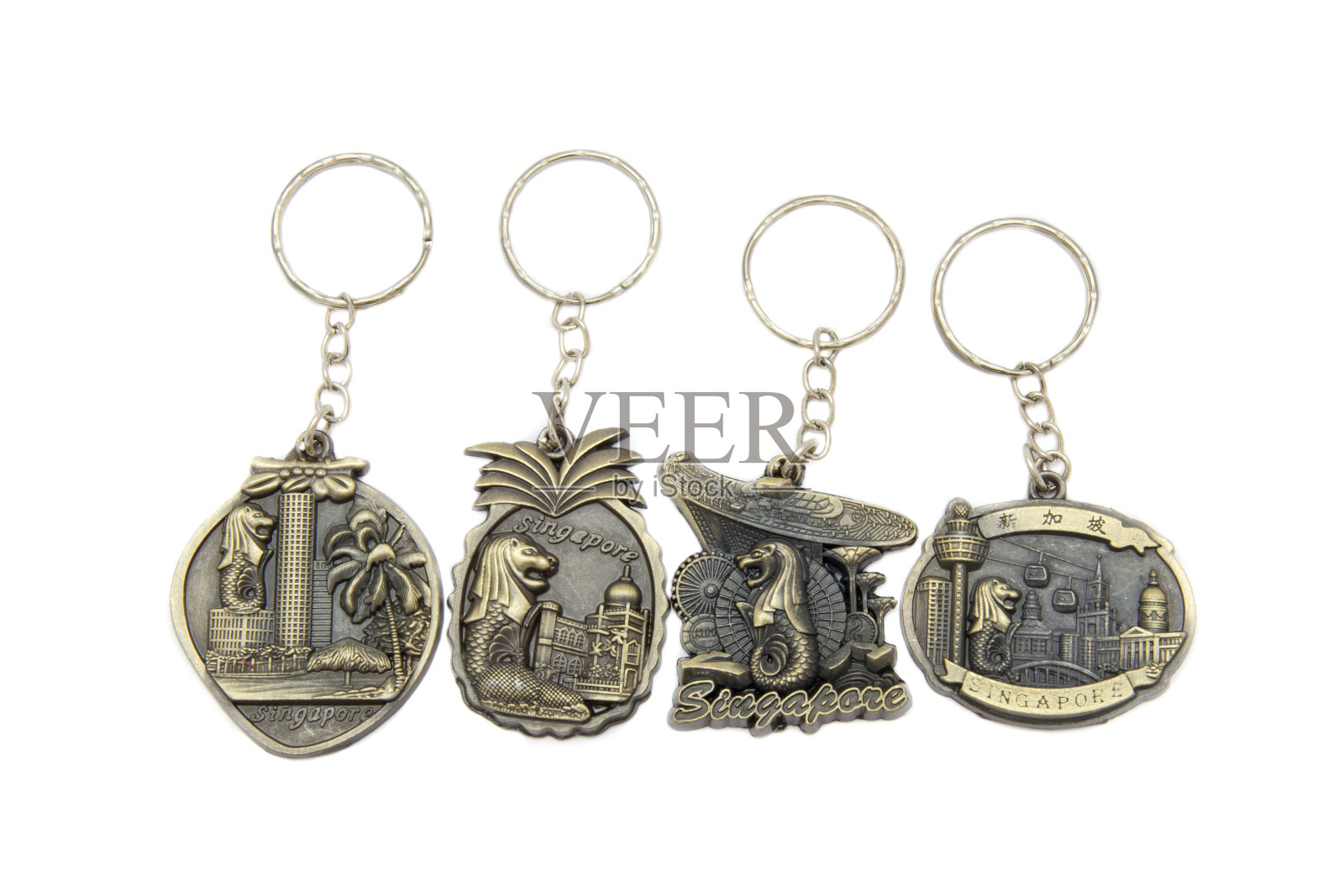 金属钥匙链是来自新加坡的纪念品标志孤立在白色的背景。照片摄影图片