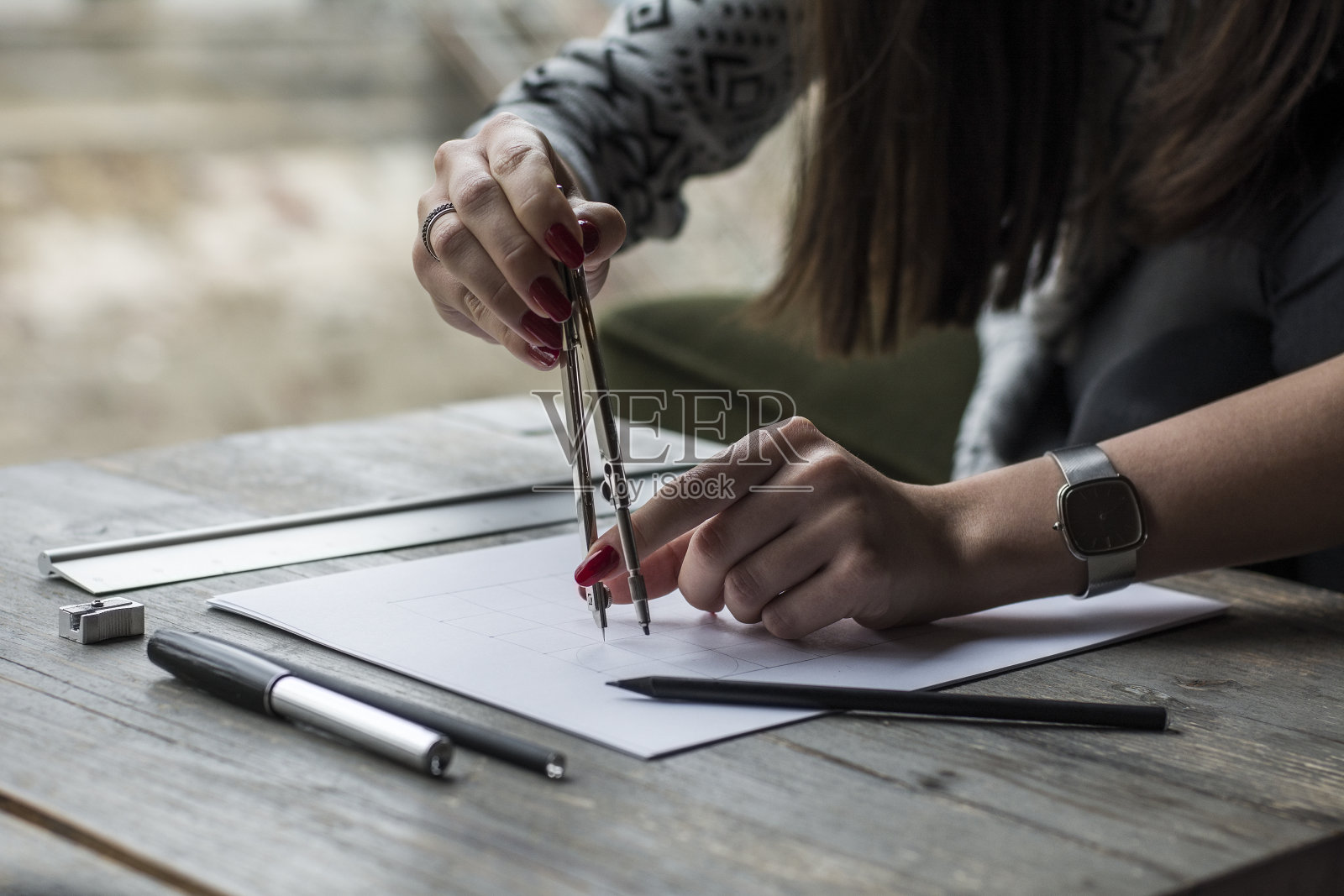 女人用卡尺手绘的照片摄影图片