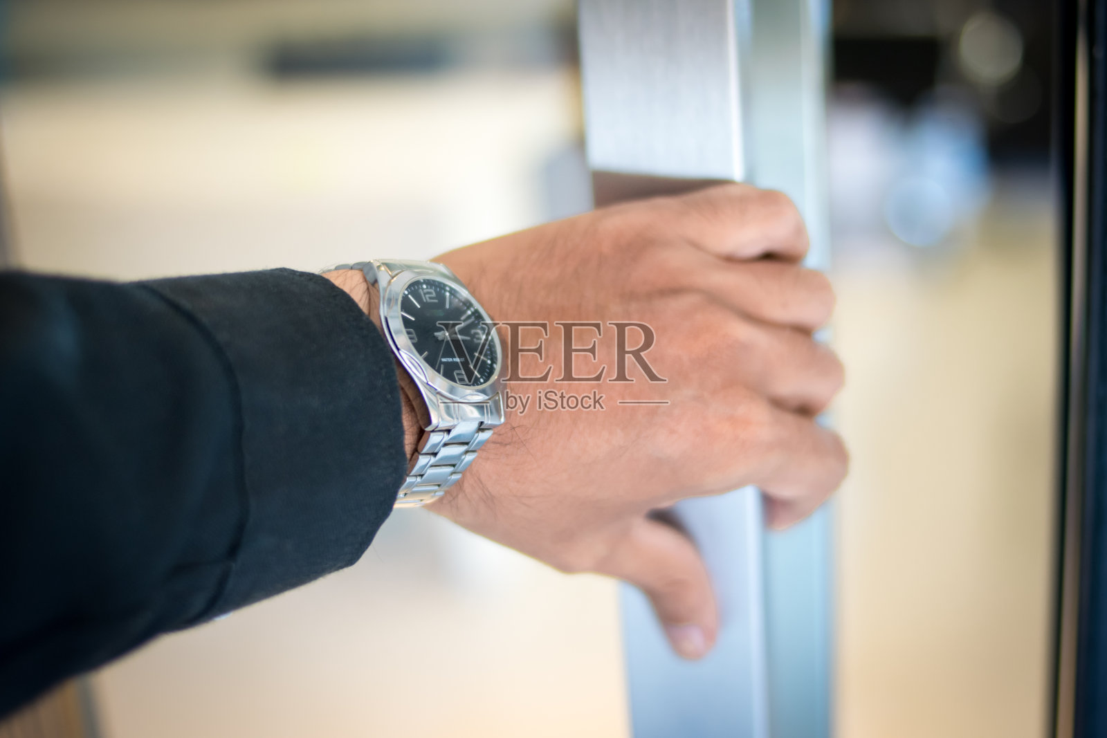 商人走进办公室照片摄影图片