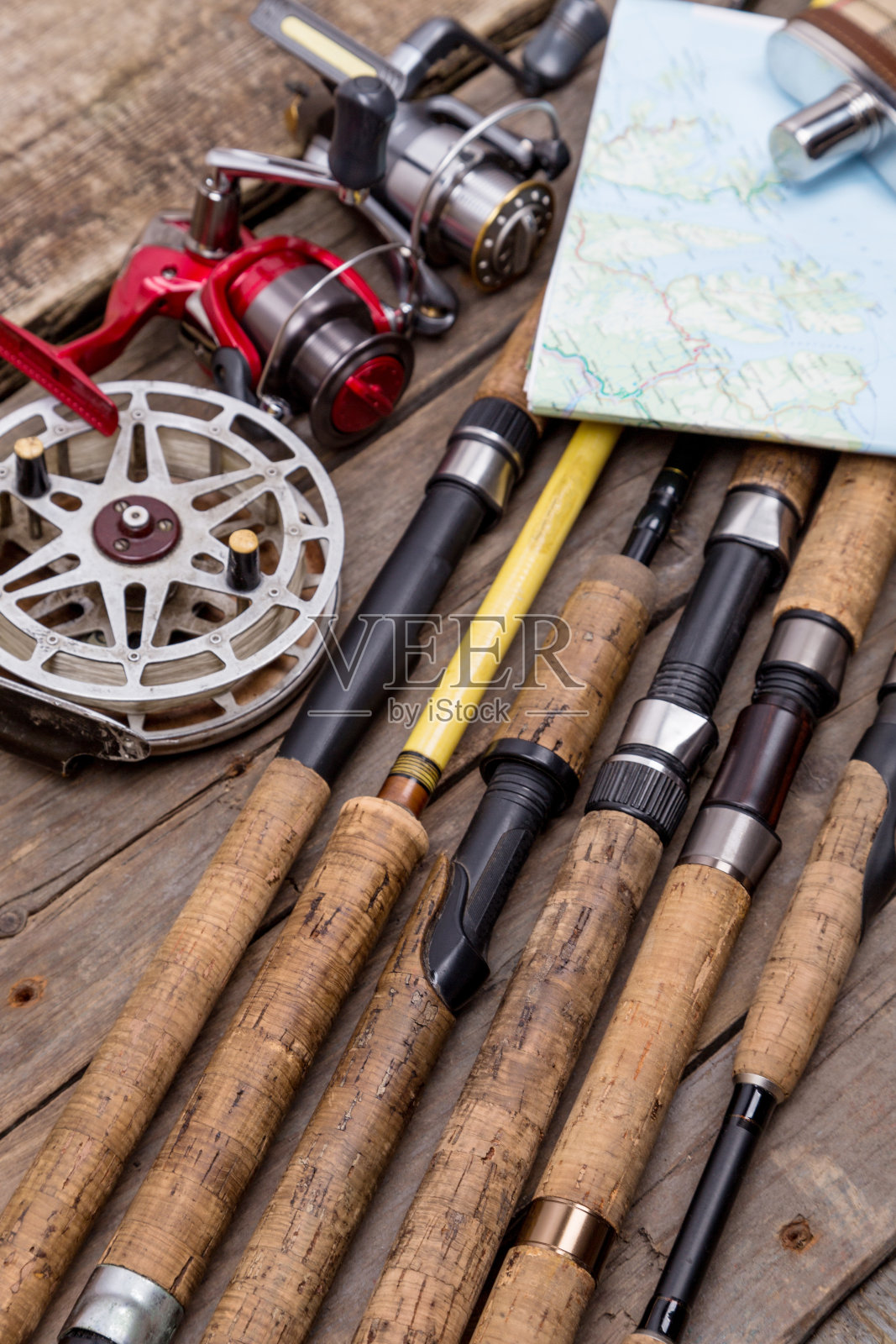 在木板上的鱼竿和卷轴照片摄影图片