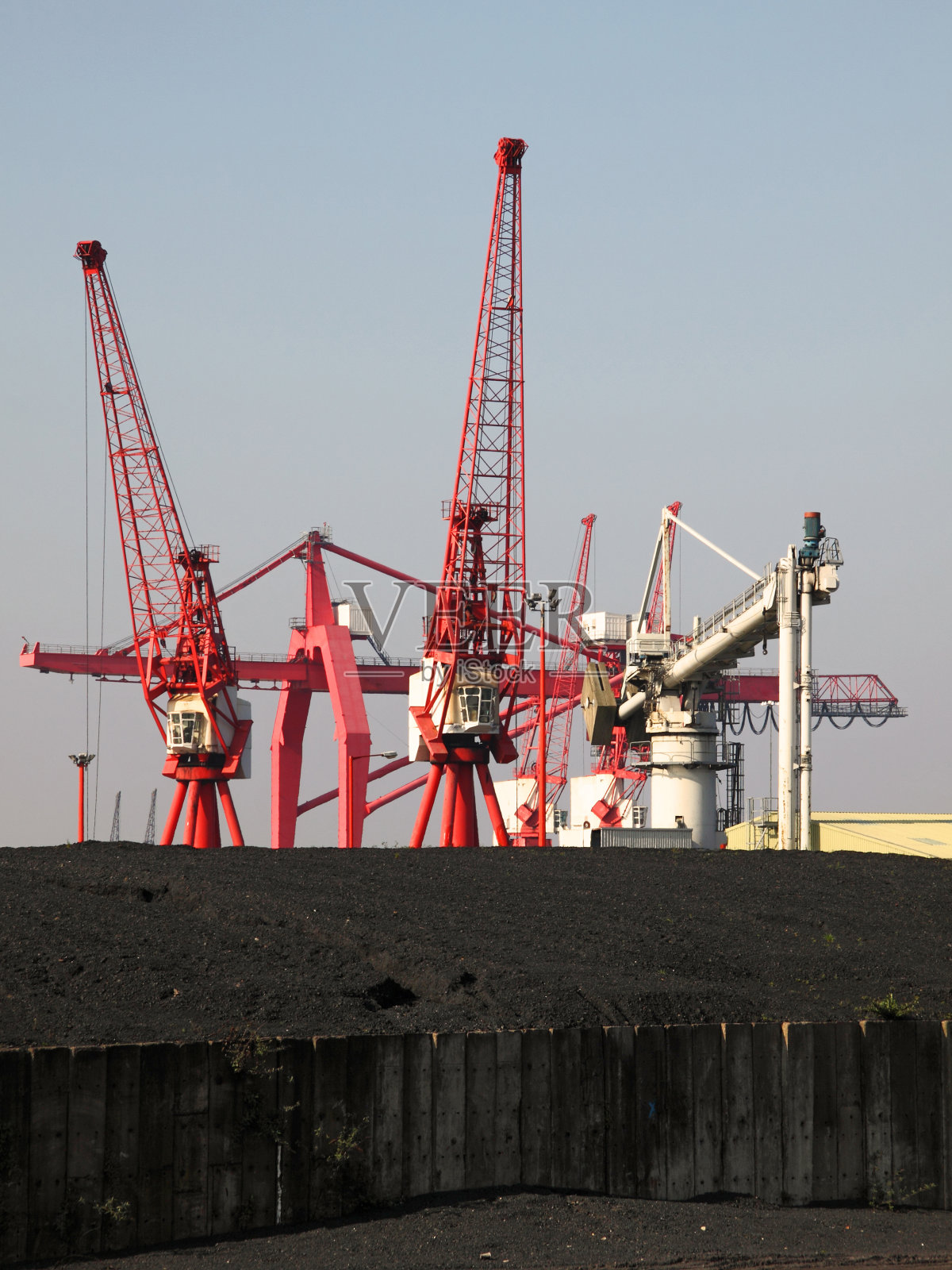 英国港口的码头机械和进口煤炭照片摄影图片