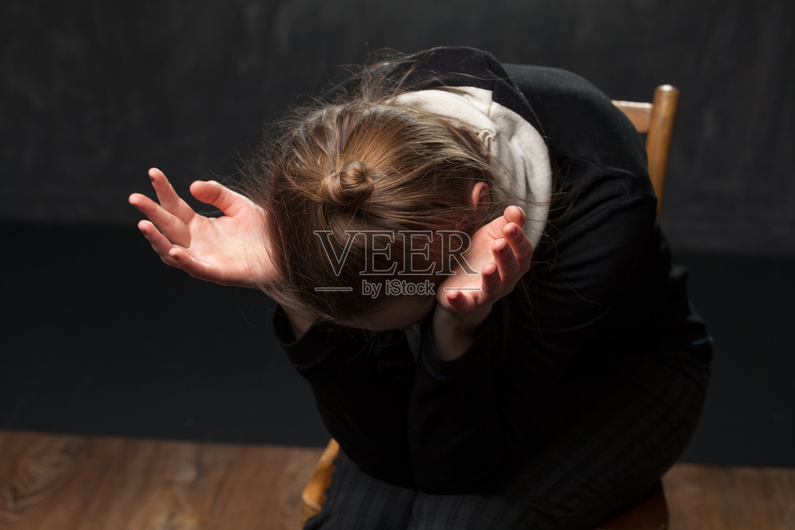 一个悲伤的年轻女人的肖像照片摄影图片