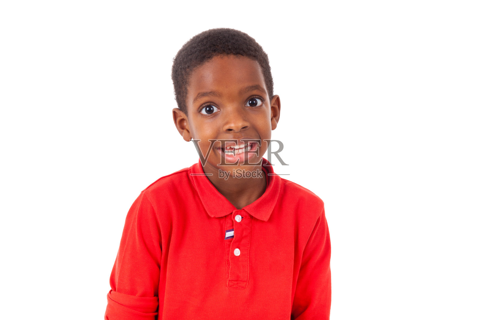 一个可爱的非洲裔美国小男孩的肖像微笑,孤立照片摄影图片