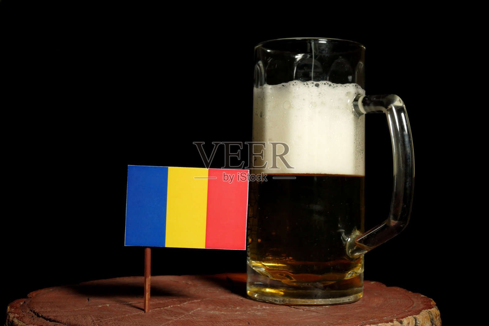 查德旗与啤酒杯孤立在黑色背景照片摄影图片