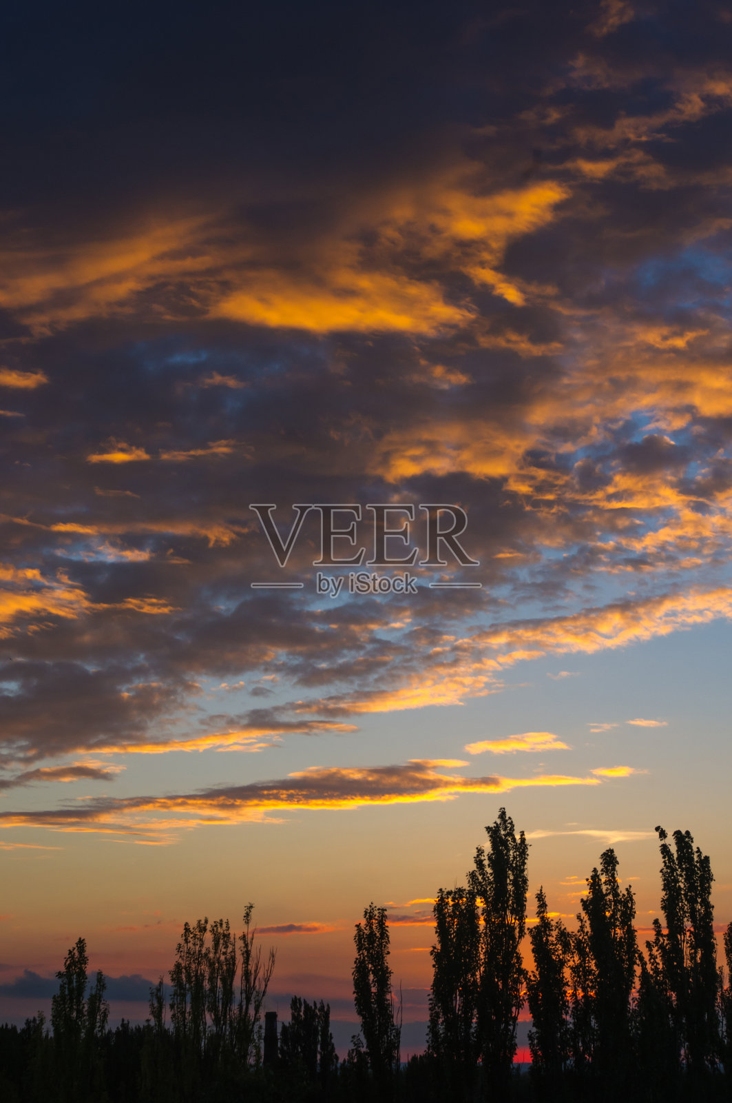 带有戏剧性光线的景观照片摄影图片